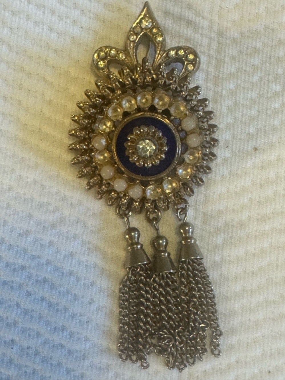 Vintage Unsigned Carnegie Fleur de Lis Medallion Brooch